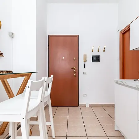 Borghi Modern With Balcony Apartment Como